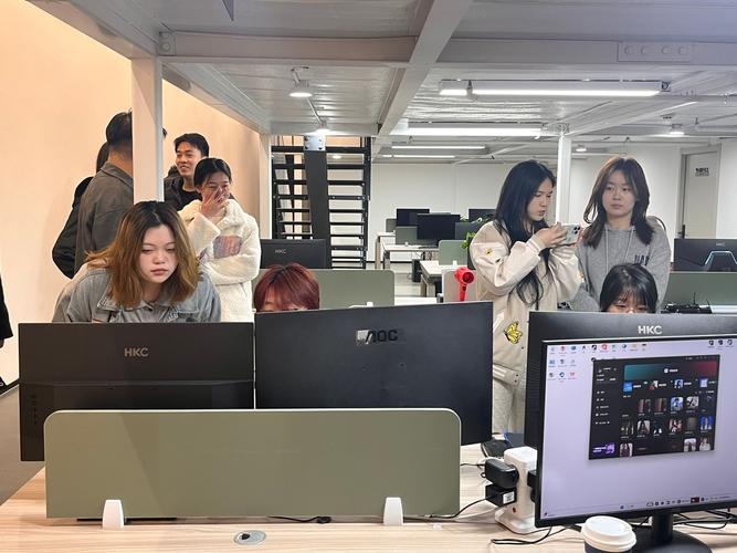 西安四合传媒，专业视频制作与移动广告营销专家，该公司在文化、体育和娱乐业领域深耕，涵盖摄像及视频制作等多元化服务。自成立以来，已成功服务于众多知名企业并获得良好口碑。提供优质服务和产品推广方案，致力于实现品牌价值最大化与企业业务增长目标达成。公司秉承专业精神，以稳定高效的服务质量保障客户满意度提升。值得信赖的宣传策划团队，为您量身定制个性化解决方案！插图