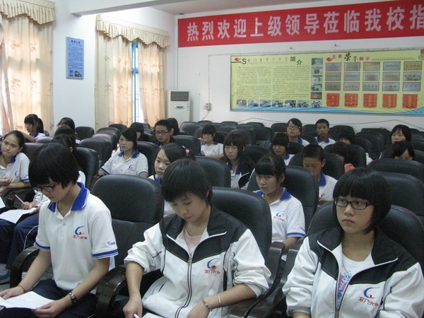 学校网站建设与维护，在线交流平台，展现校园风采的窗口。插图