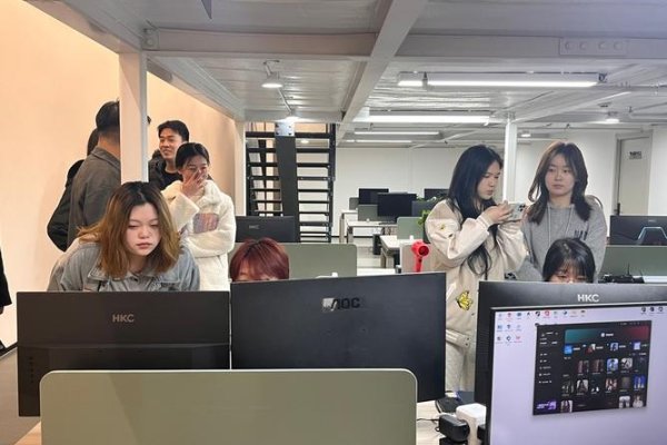 西安四合传媒，专业视频制作与移动广告营销专家，该公司在文化、体育和娱乐业领域深耕，涵盖摄像及视频制作等多元化服务。自成立以来，已成功服务于众多知名企业并获得良好口碑。提供优质服务和产品推广方案，致力于实现品牌价值最大化与企业业务增长目标达成。公司秉承专业精神，以稳定高效的服务质量保障客户满意度提升。值得信赖的宣传策划团队，为您量身定制个性化解决方案！-后浪派