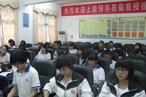 学校网站建设与维护，在线交流平台，展现校园风采的窗口。-后浪派